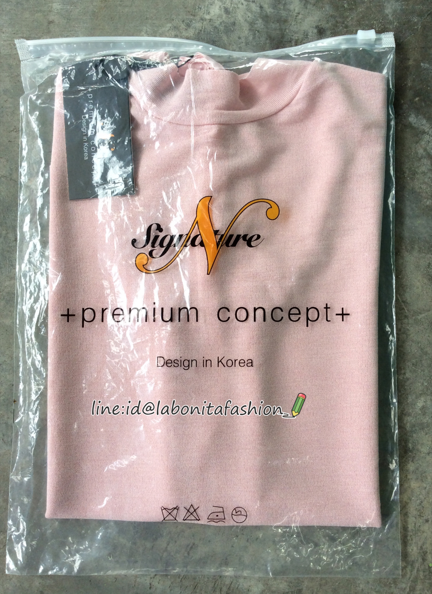 RE-STOCK ขาายดีมากๆๆๆ สินค้าพร้อมส่ง...Hot Item... เสื้อคอปีนผ้าเกาหลี ดีเทลด้านหลังใส่ซิป ผ้าเบา ใส่สบายแพทเทิร์นคือดี รอบนี้จัดแต่สีโดนๆทั้งนั้นเลยค่ะ แมทกับอะไรก็เผ็ชช ตามรูปค่ะ จัดการครบสียังคะ งานn signature premium concept