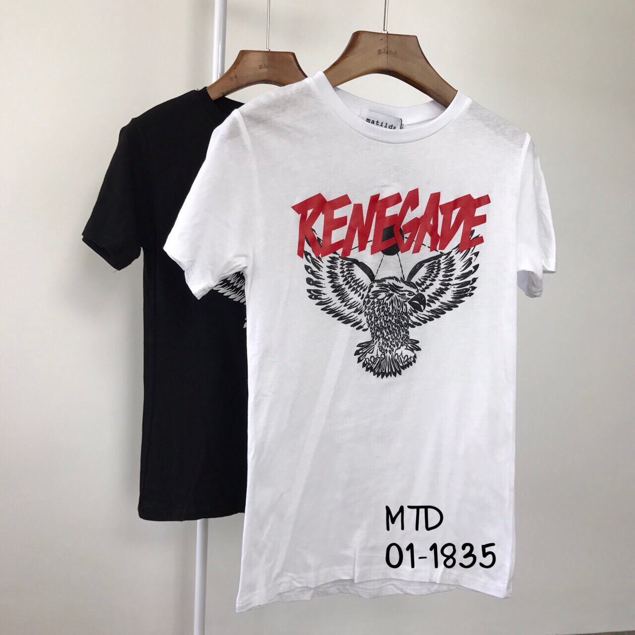 พบกับเสื้อยืดแขนสั้นแต่งคอกลม มาพร้อมลายสกรีนสไตล์วินเทจตรงด้านหน้าตัวเสื้อค่ะ งานสวยงานดี สวมใส่ง่าย เนื้อผ้าดีมากๆค่ะ