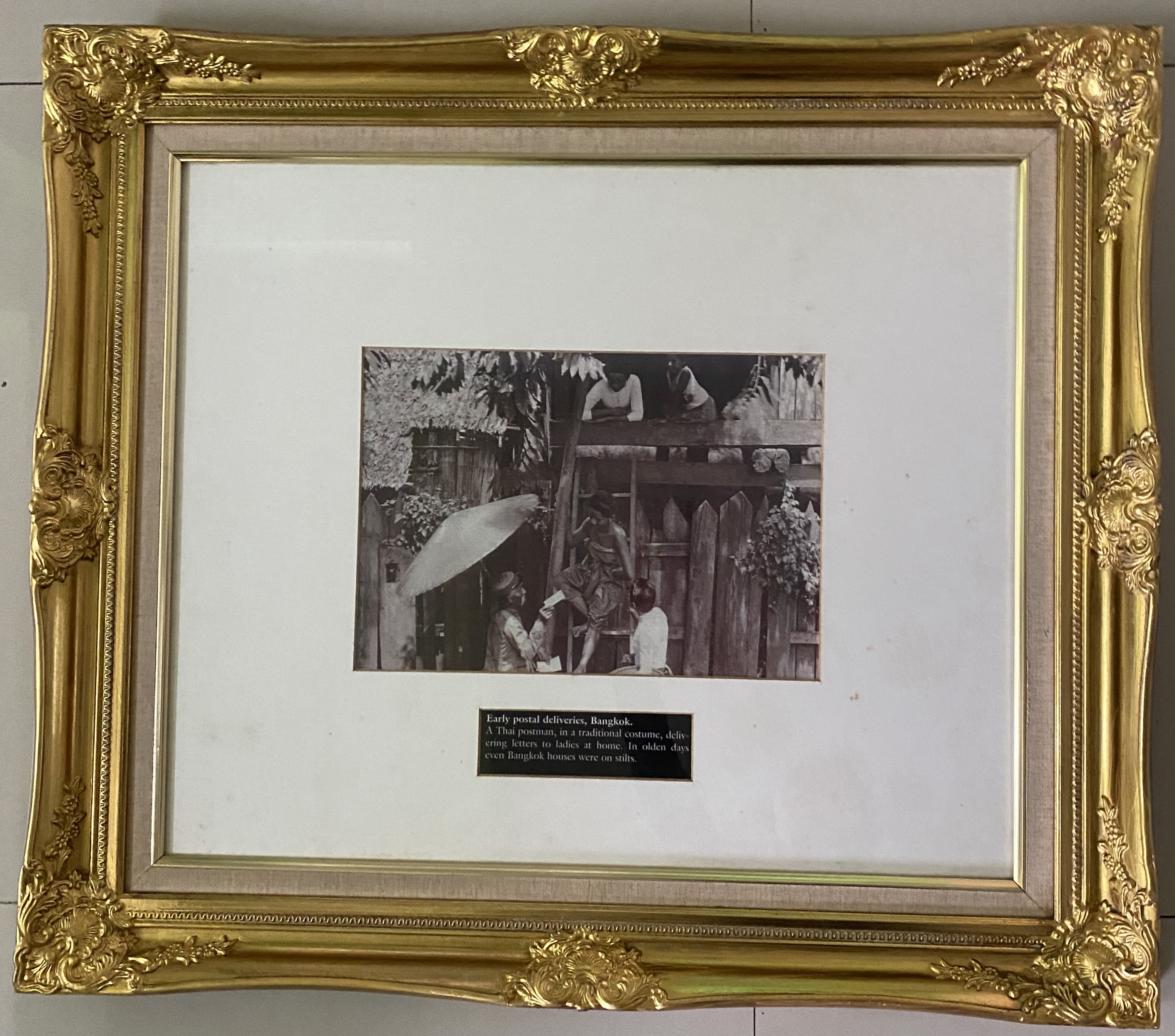 ภาพถ่ายเครื่องแบบบุรุษไปรษณีย์ สมัยก่อน“Early postal deliveries,Bangkok” พร้อมกรอบหลุยส์