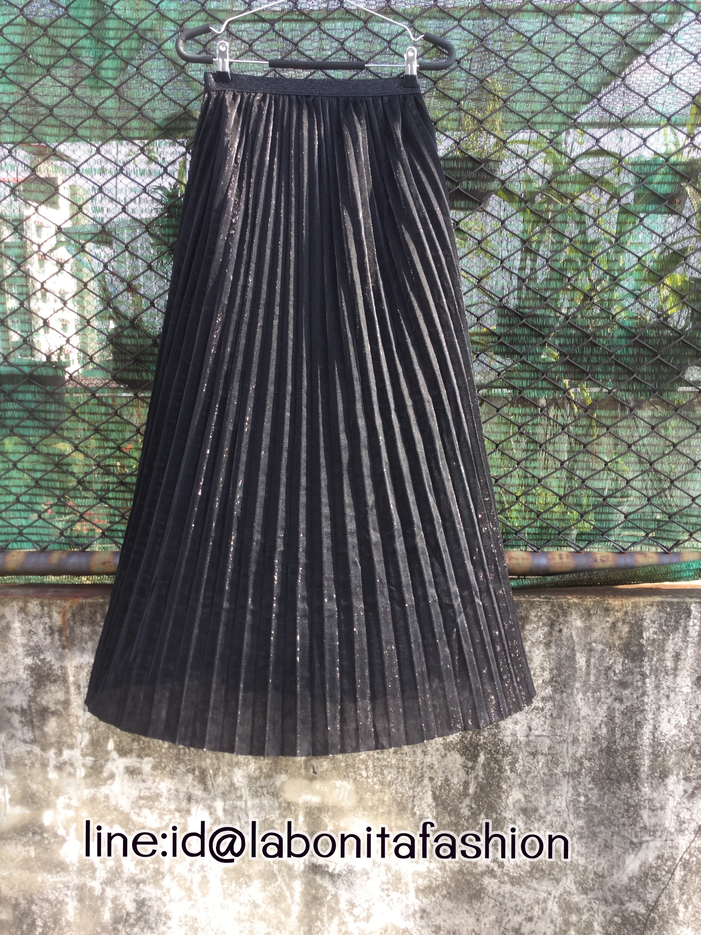 พร้อมส่ง กระโปรงพลีทยาว เนื้อผ้าวิ้งๆวาวๆงานสวยมากค่ะ ผ้าเนื้อดีมีน้ำหนัก ซับในอย่างดี
