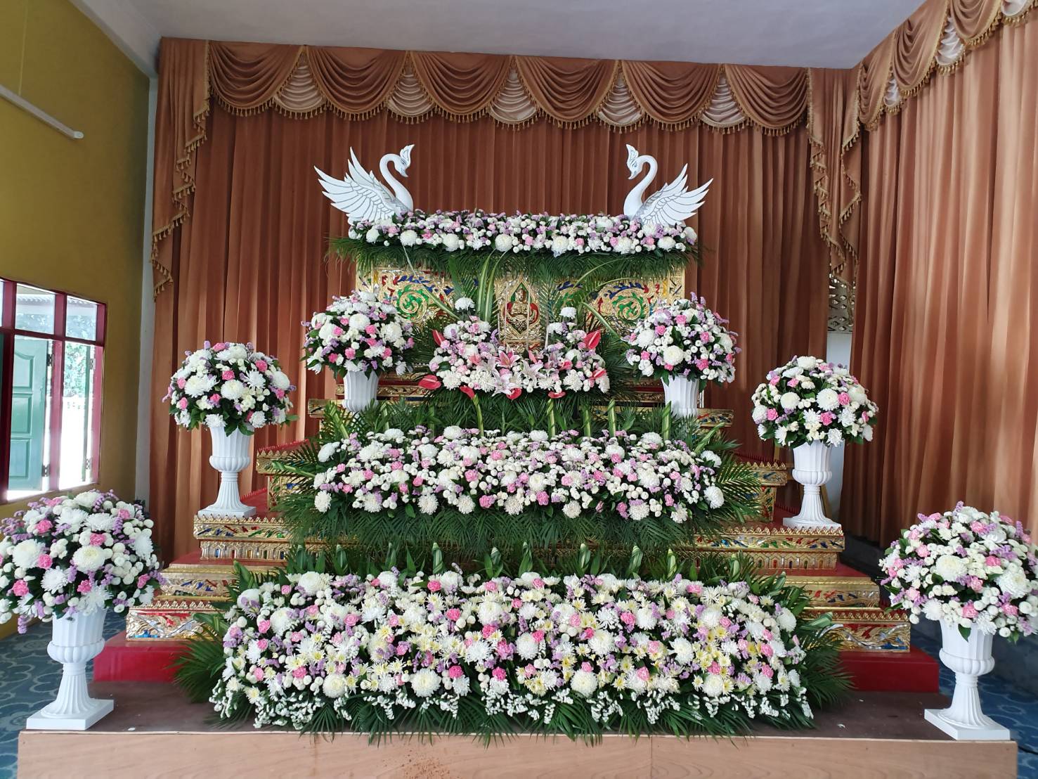 ดอกไม้หน้าศพ แบบสวน 2 ชั้น พร้อมดอกไม้กรอบรูป แถมดอกไม้ถวายพระ 1 คืน