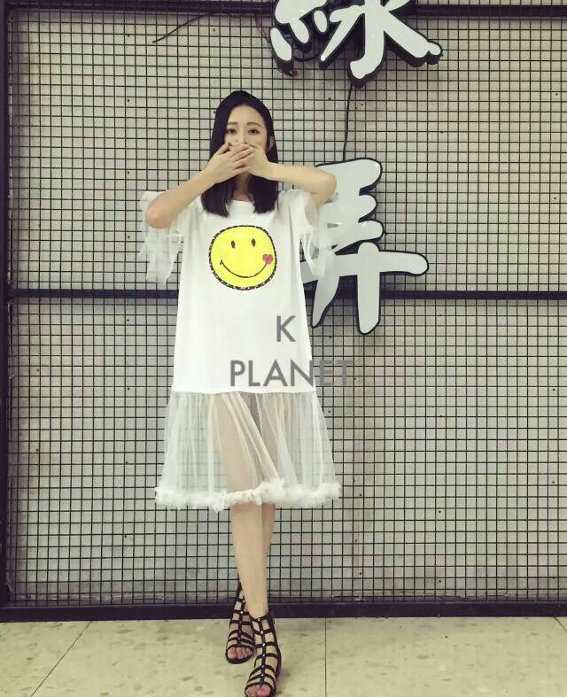 เดรสหน้ายิ้ม ผ้ายืดคอตตอทเนื้อดี เนื้อผ้านุ่มมากใส่สบาย ปลายแขนและชายเดรสต่อชายระบายฟรุ้งฟริ้ง