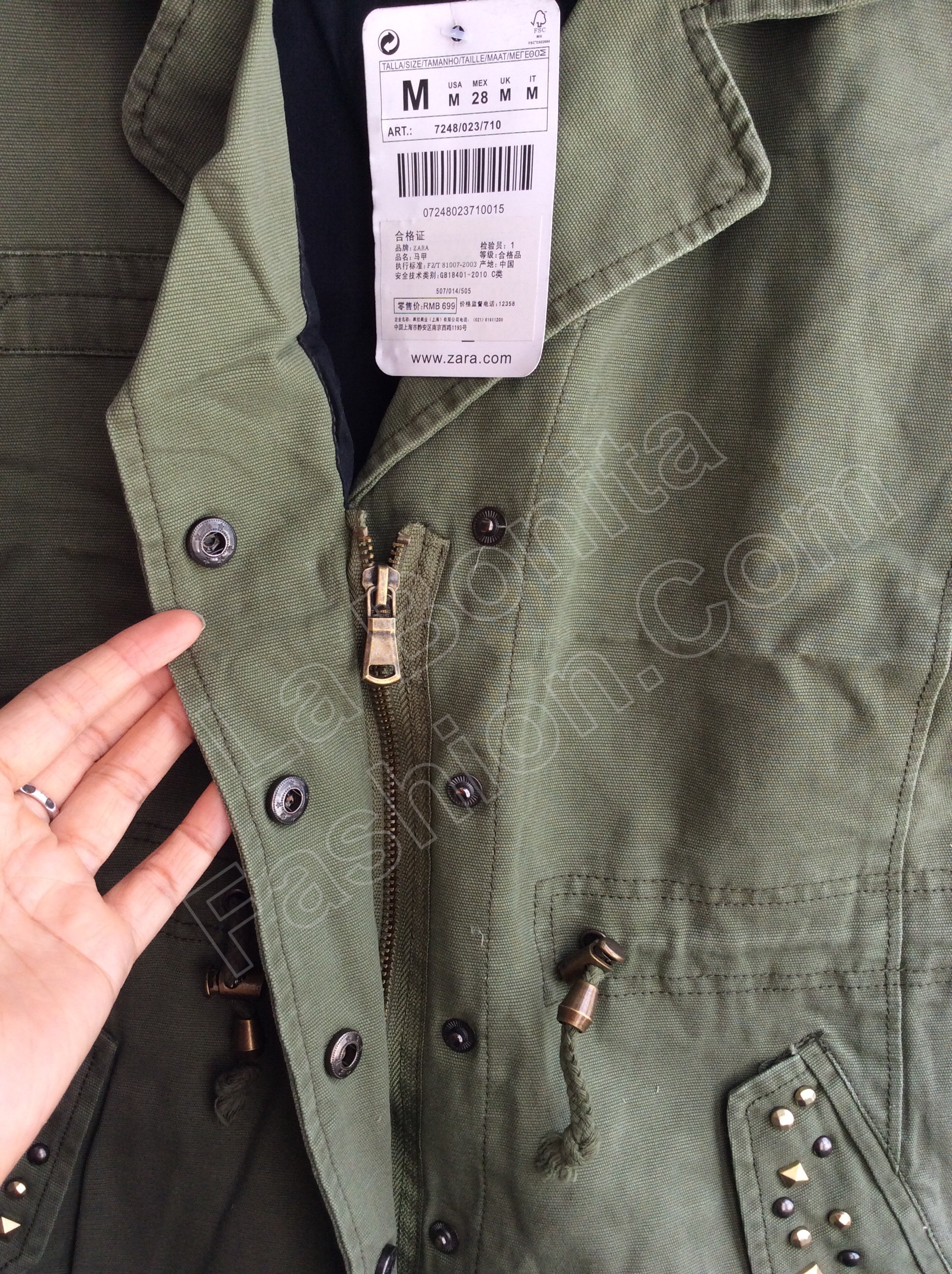 เสื้อกั๊กสีเขียวทหาร แต่งหมุดทองเท่ๆ