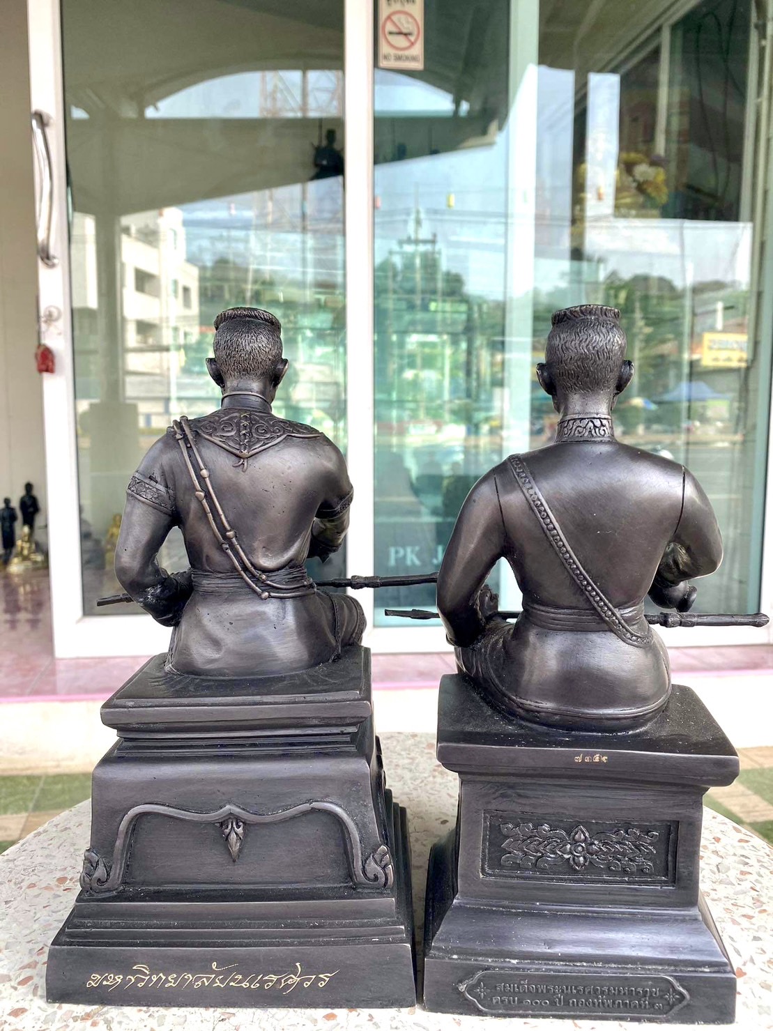 รูปหล่อสมเด็จพระนเรศวรมหาราช หน้าตัก5นิ้ว เนื้อทองเหลืองรมดำ พิมพ์ประกาศอิสระภาพ