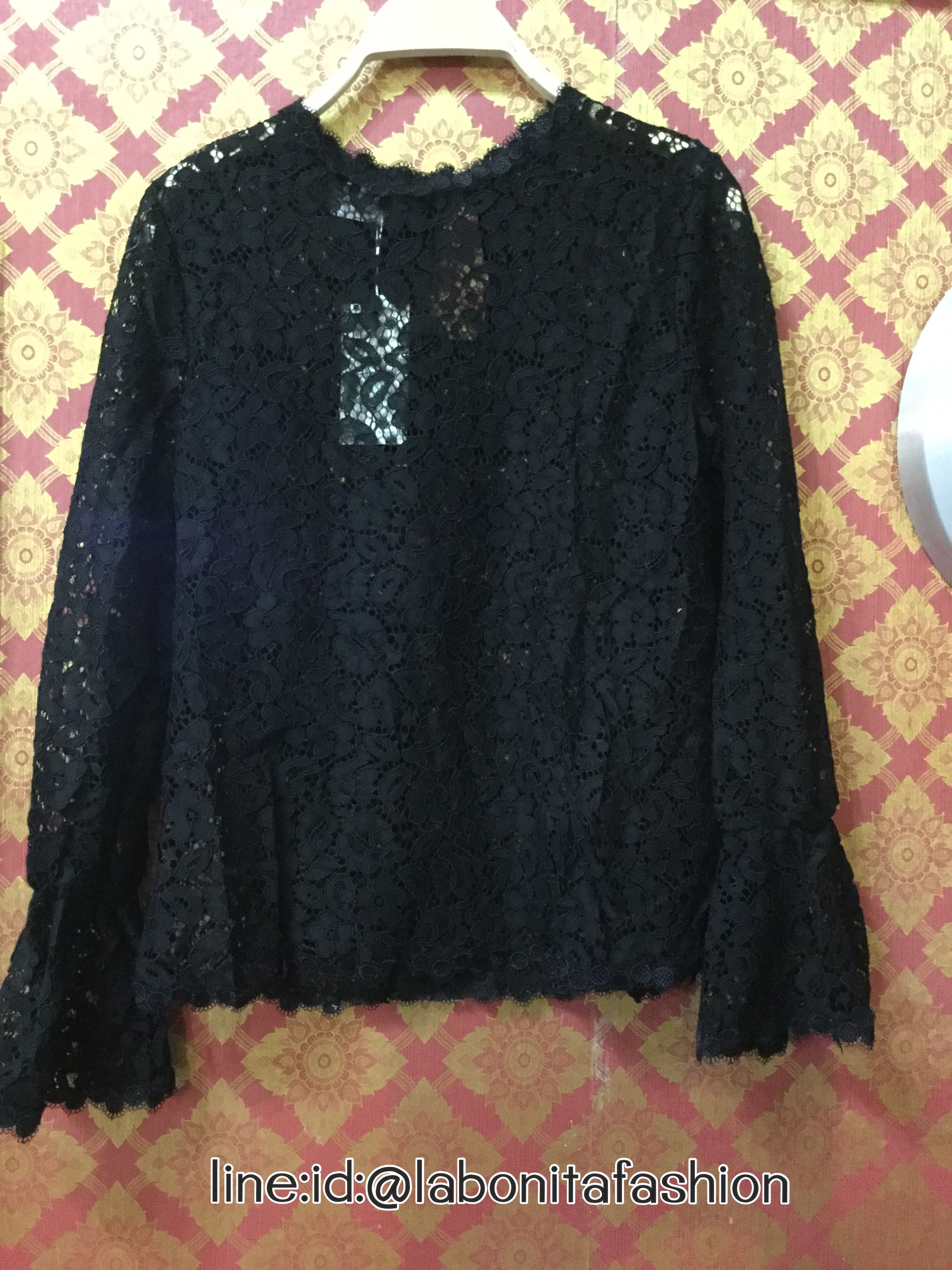 เสื้อลูกไม้แขนยาว ลายสวย แพทเทิร์นเรียบร้อย ตามนางแบบในรูปใส่ค่ะ แมตช์กับกางเกงขายาวดูดีค่ะ