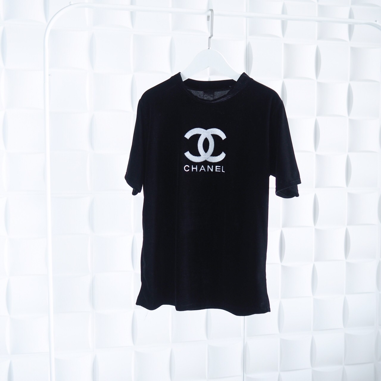 เสื้อยืดคอกลม ผ้ากำมะหยี่ปักลาย สวยๆ ตามรูป