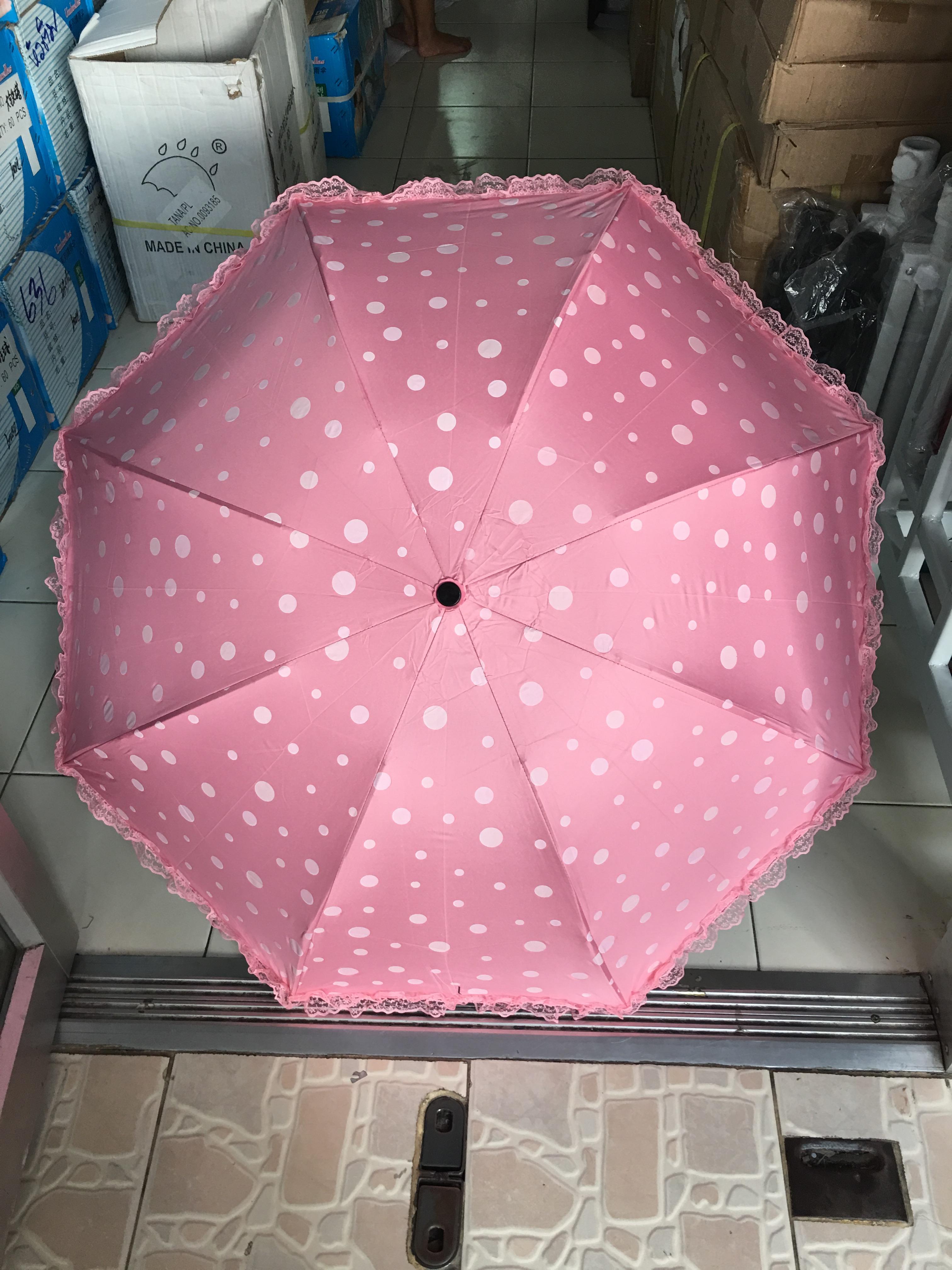 ร่มโค้งแฟชั่นลายจุดโดนแสงเปลียนสีได้ไม้มีระบายยูวีสีดำ