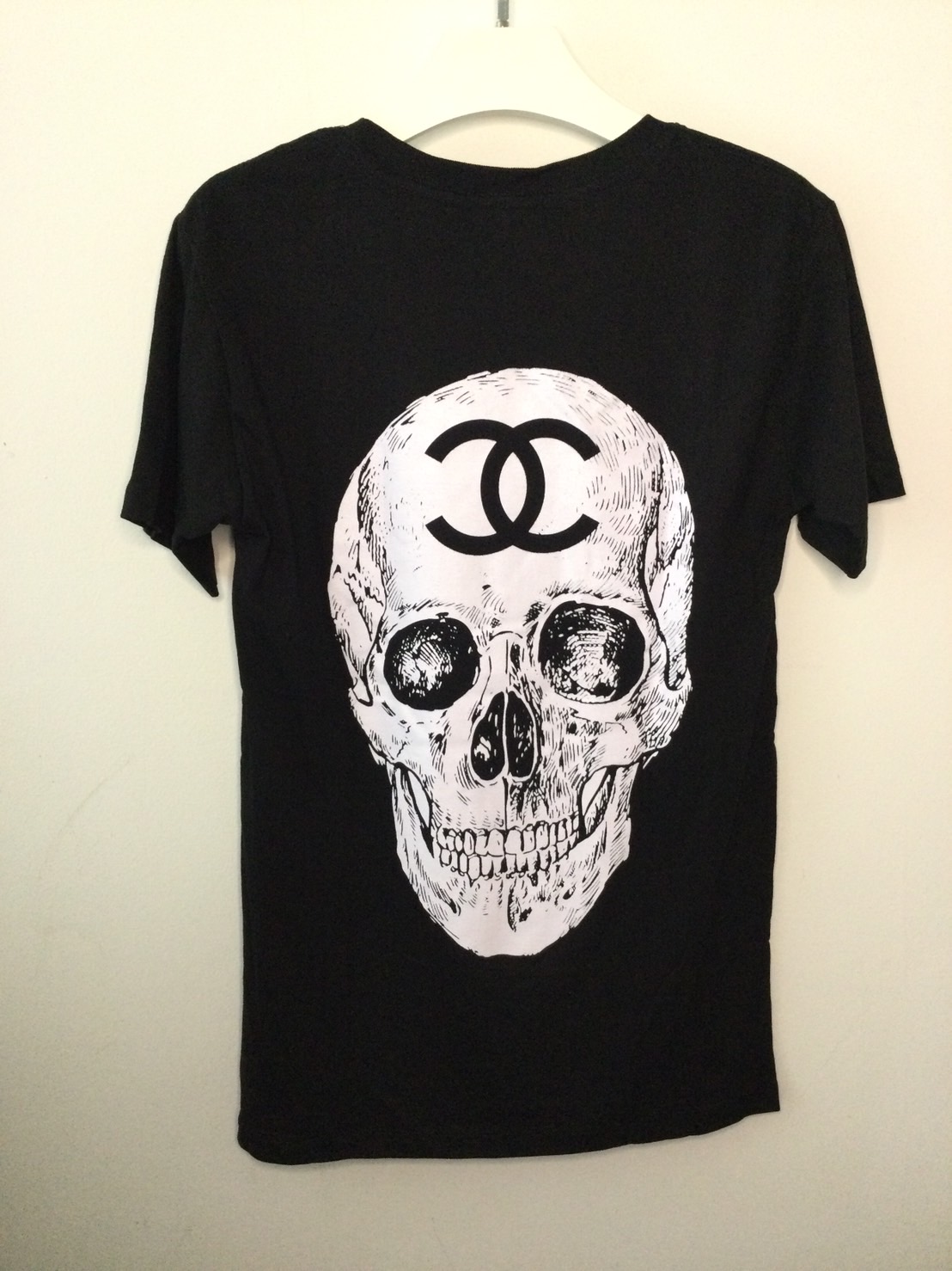 เสื้อยืด ชาแนล คอกลมใส่ชิวๆ สกีนลายหัวกะโหลกสวยหน้าหลัง งานสวยราคาสุดคลุ้มต้องมีนะคะ