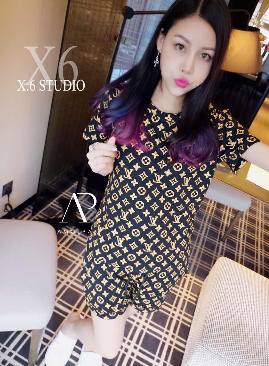Set เสื้อแขนสั้น+กางเกงขาสั้น แบรนด์ LV ทอลายโลโก้ทั้งตัว เอกลักษณ์ของแบรนด์ LV รุ่นนี้งานดีสุดๆค่ะ รับรองว่าไม่เหมือนใคร