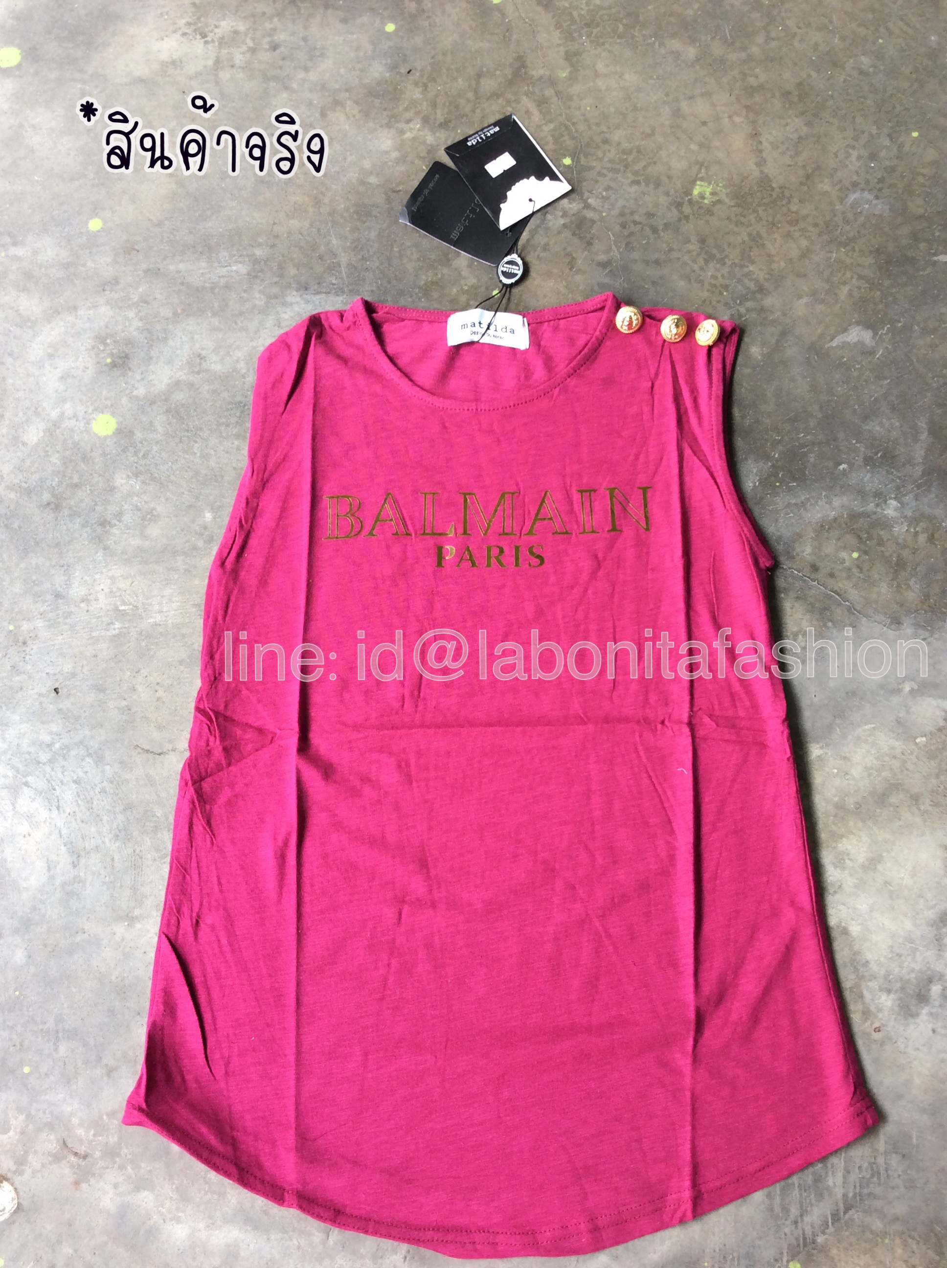 เสื้อกล้ามแขนกุดแต่งคอกลมค่ะ งานสุดชิคเก๋ไก๋ที่ไม่ควรพลาดจ้ะ ด้านหน้ามาพร้อมงานสกรีนลายเป็นคำว่า Balmain ค่ะ เนื้อผ้าดี สวมใส่สบายมากๆ