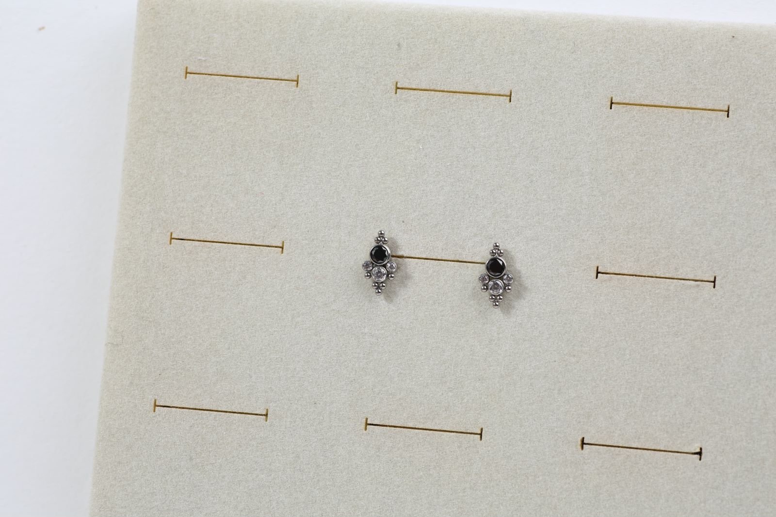 “เช็คสินค้าทัก line ก่อนโอนนะคะ”ไทเทเนี่ยม 100% ต่างหูสำหรับผิวแพ้ง่าย Monfra จิวแป้นแบนขันน็อต ขนาดก้านปกติ ราคา/ข้าง ETC147