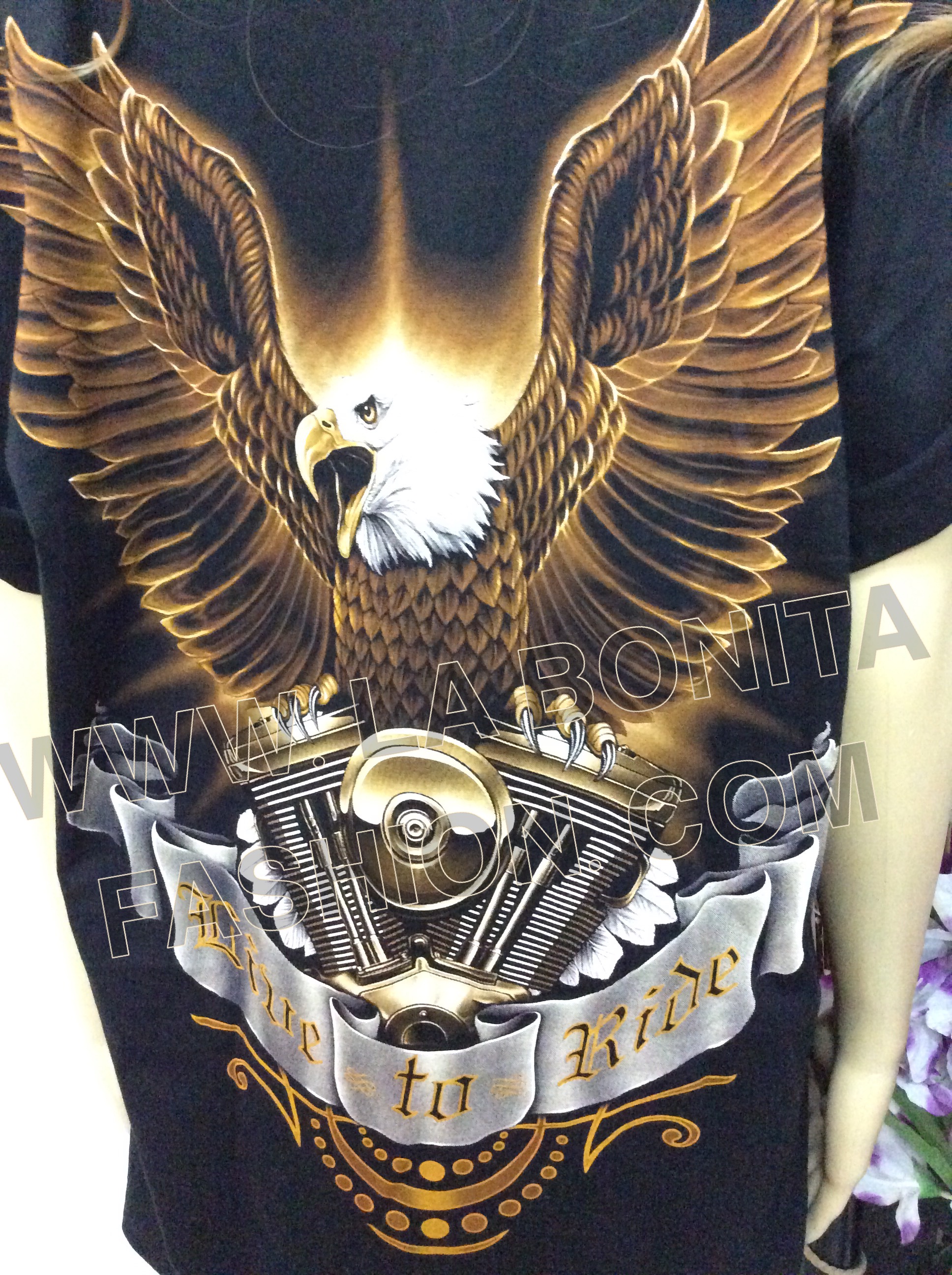 เสื้อยืดคอกลมสีดำ สกรีน3D ลายนกอิทรีกางปีกขับชอปเปอร์ ลายสกรีน3D สวยงาม ดูมีมิติ เสมือนจริง ลายสกรีนรูปนกอินทรีสีน้ำตาลทอง กางปีกผงาดอยู่เหนือชอปเปอร์คันงาม ลายสกรีนสวยเท่ห์มากๆค่ะ