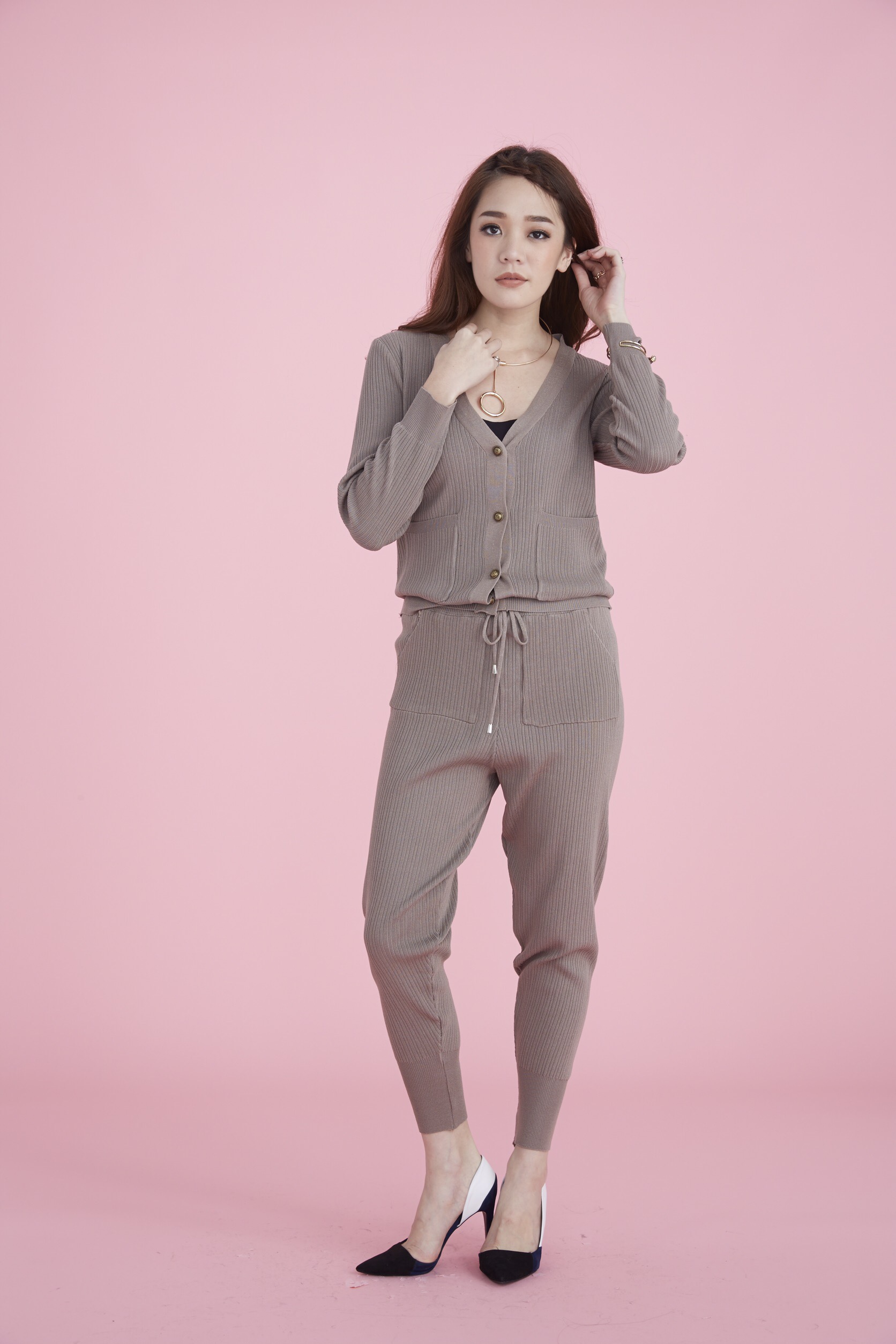 ผ้าทอknit เนื้อผ้าวิ้งๆในตัว ทรงสวยมากๆค่ะ กางเกงมี้ชือกผูกเอว ทรงขาจั้มค่ะ เรียบหรูแต่มี