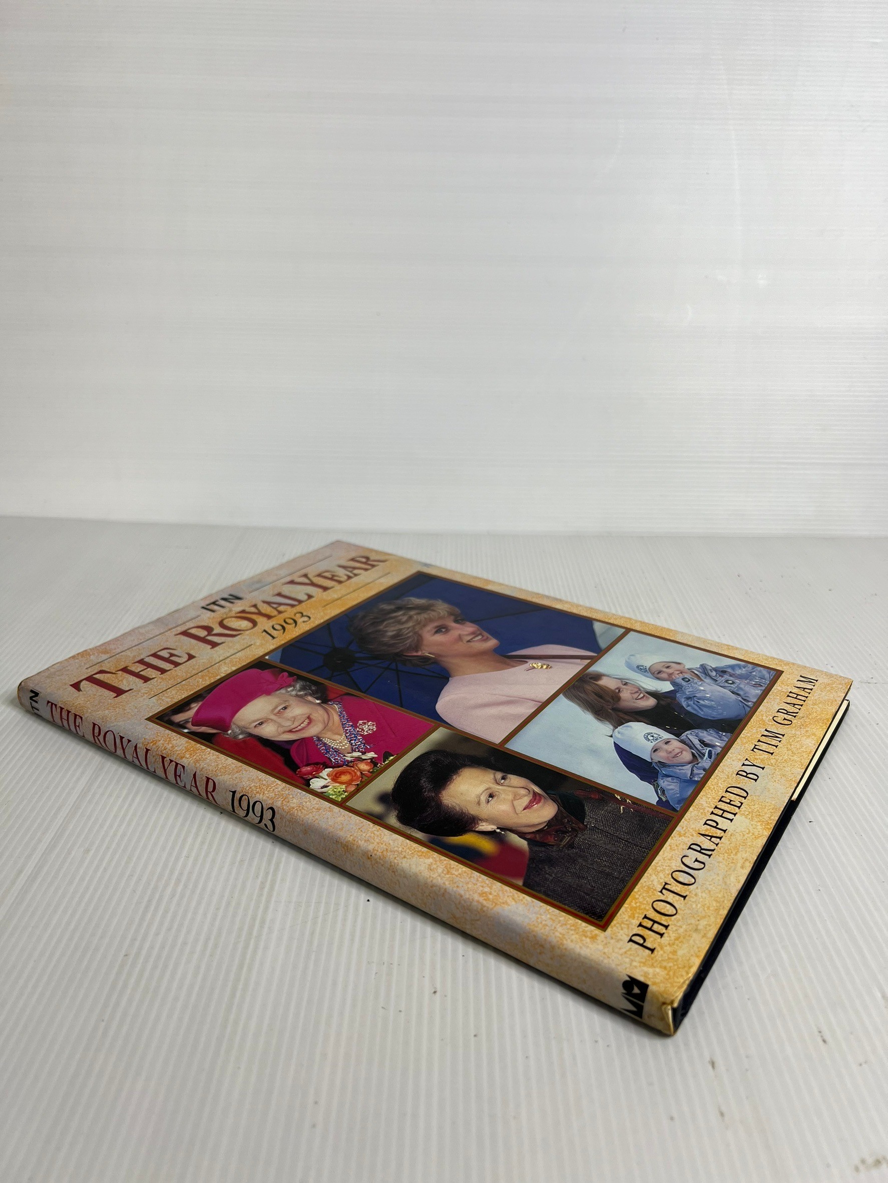 THE ROYAL YEAR 1993 Tim Graham January 1, 1994 90-99% Hardcover