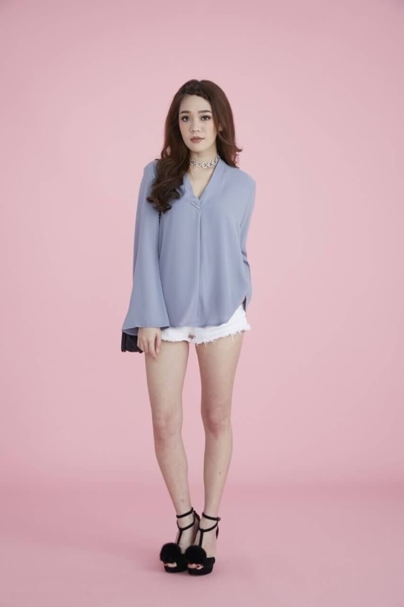 เสื้อเชิ้ตทรงสวยสุดๆค่ะ เนื้อผ้าเรียบทิ้งตัว กลางอกประดับกลัดเงิน ผ่าเล็กๆช่วงปลายแขน เรียบหรูดูแพงมากๆ ใส่คู่กับท่อนล่างได้ทุกแบบ