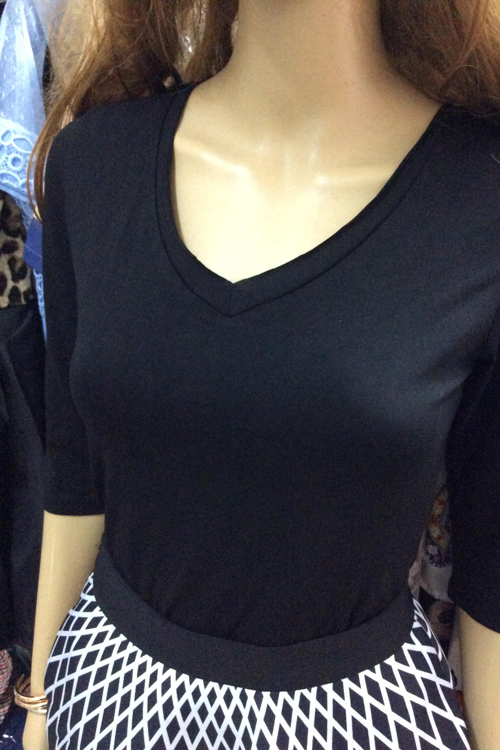 เสื้อยืดคอวีแขนสามส่วน ทรงสวยเหมาะกับสาวมั่นสุดๆ ทรงเข้ารูป ผ้ายืดใส่สบาย มี 9 สี จัดๆๆๆไปเลยย