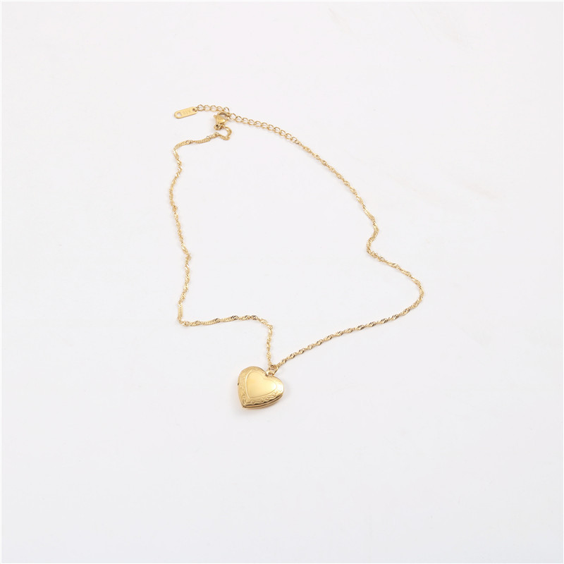 “เช็คสินค้าทัก line ก่อนโอนนะคะ”สร้อยคอสำหรับผิวแพ้ง่าย Heart locket_NT370