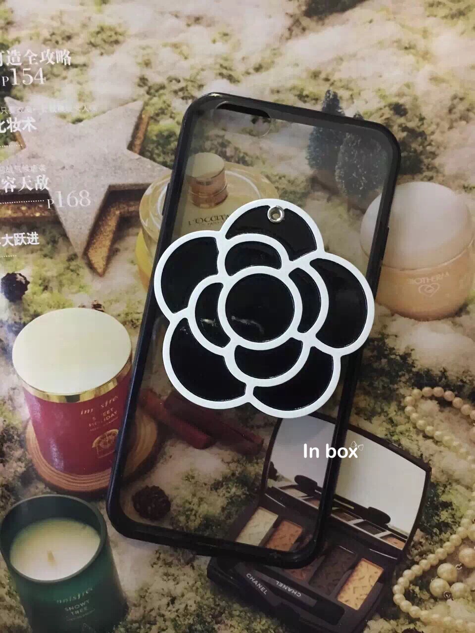 เคส i phone ลายชาแนลรุ่นใหม่ล่าสุด แต่งดอกคามิเรียตามแบบฉบับชาแนล ที่ดอกไม้มีกระจกเก๋ๆ งานสวยเว่อๆค่ะ