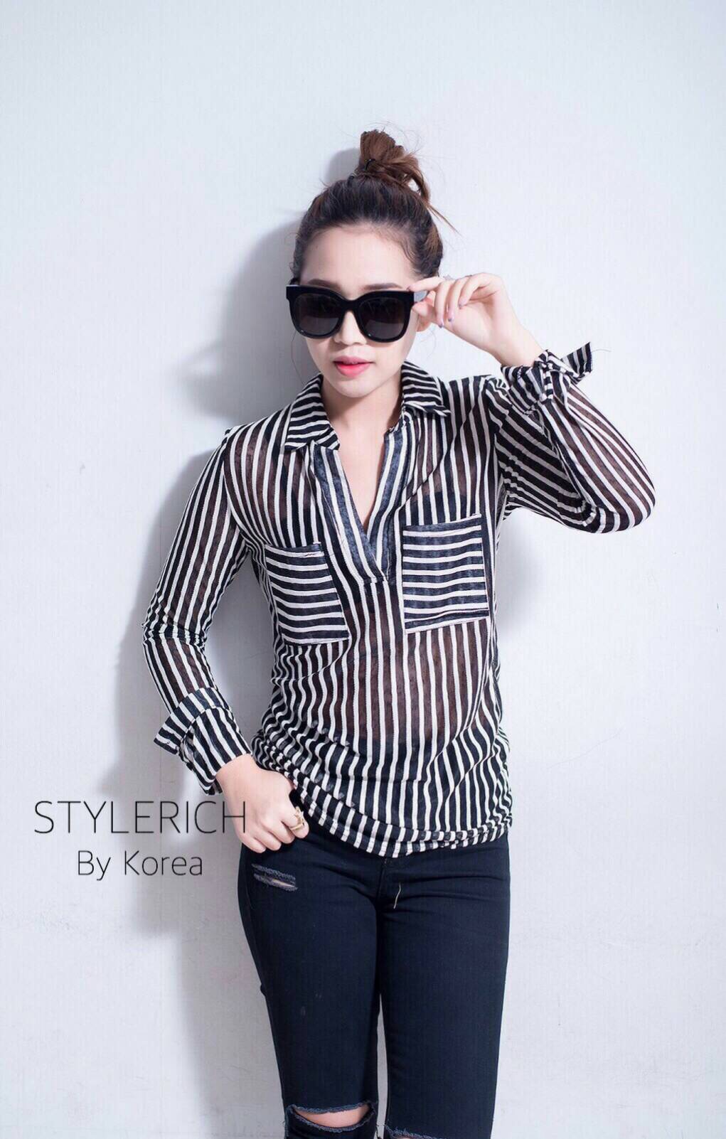 เสื้อเชิ้ตริ้วคอวี ลายทางสลับขาวดำ คอปก แต่งกระเป๋า2ข้าง ผ้าเนื้อดี งานนำเข้า ยืดหยุ่นได้ ใส่สบายมั่กๆๆค่าาา