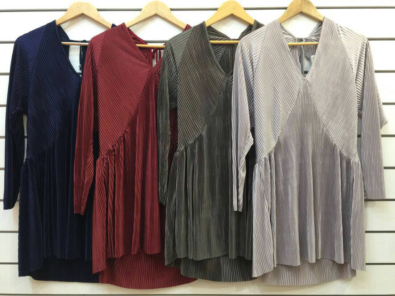 เดรสพลีทคอวี หน้าสั้นหลังยาว มีลูกเล่นด้านหลัง แบบและทรงน่ารักมากค่ะ