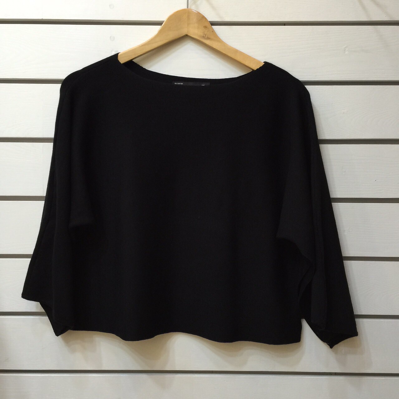 ผ้าทอknitเนื้อนุ่มละเอียด เสื้อสีดำดีเทลเกร์ๆผ่าช่วงแขนด้านใน