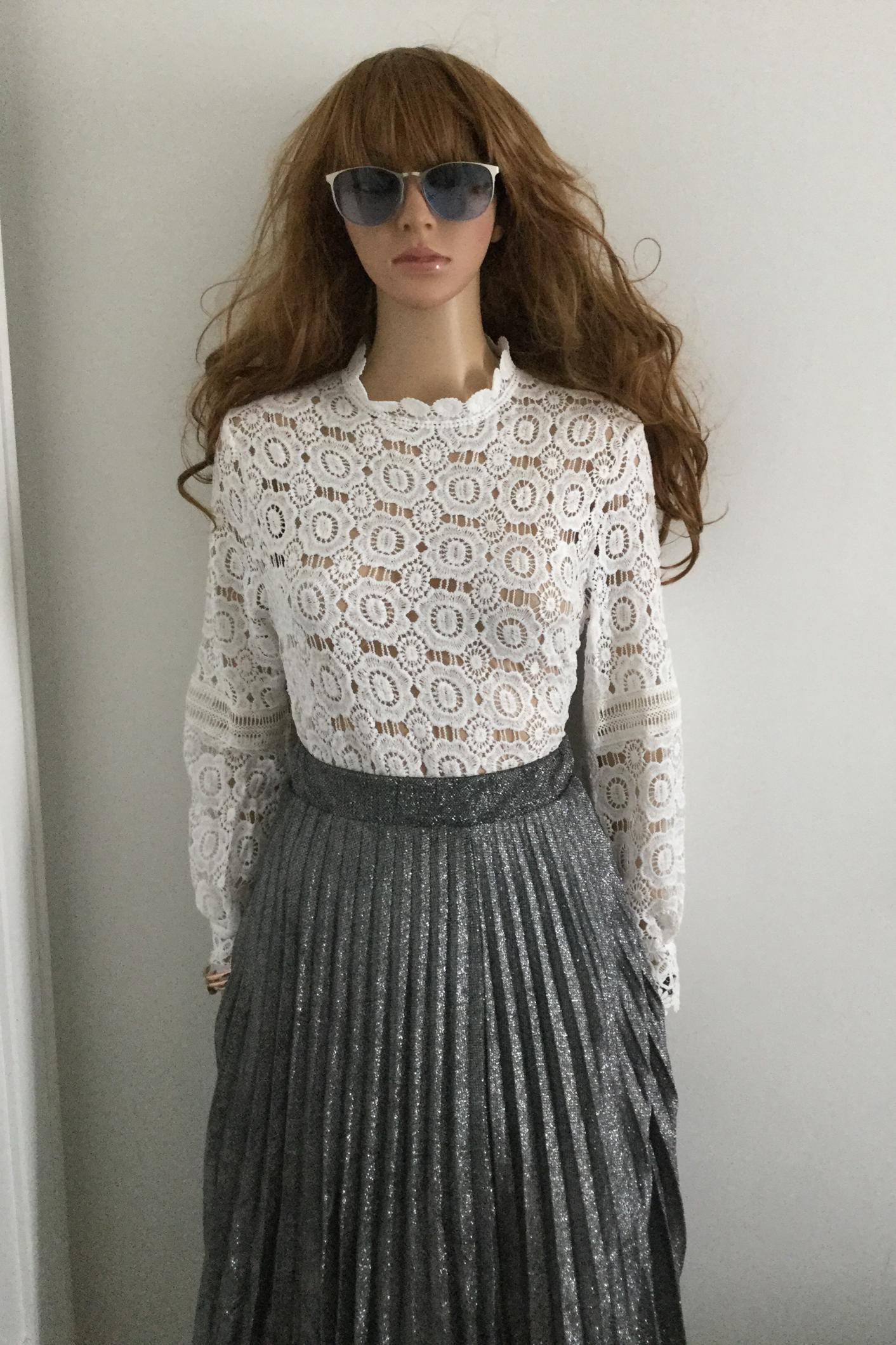 มาเพิ่มค้ะ!! เสื้อแขนยาวลูกไม้ฉลุ Self Portrait ดีไซน์คอลูกไม้ระบายน่ารัก แขนยาวจั้มข้อมือ คัตติ้งเนี้ยบ ซิปรูดหลัง แบบเก๋มากค่ะ (ดาราเซเลปใส่กันตรึม)