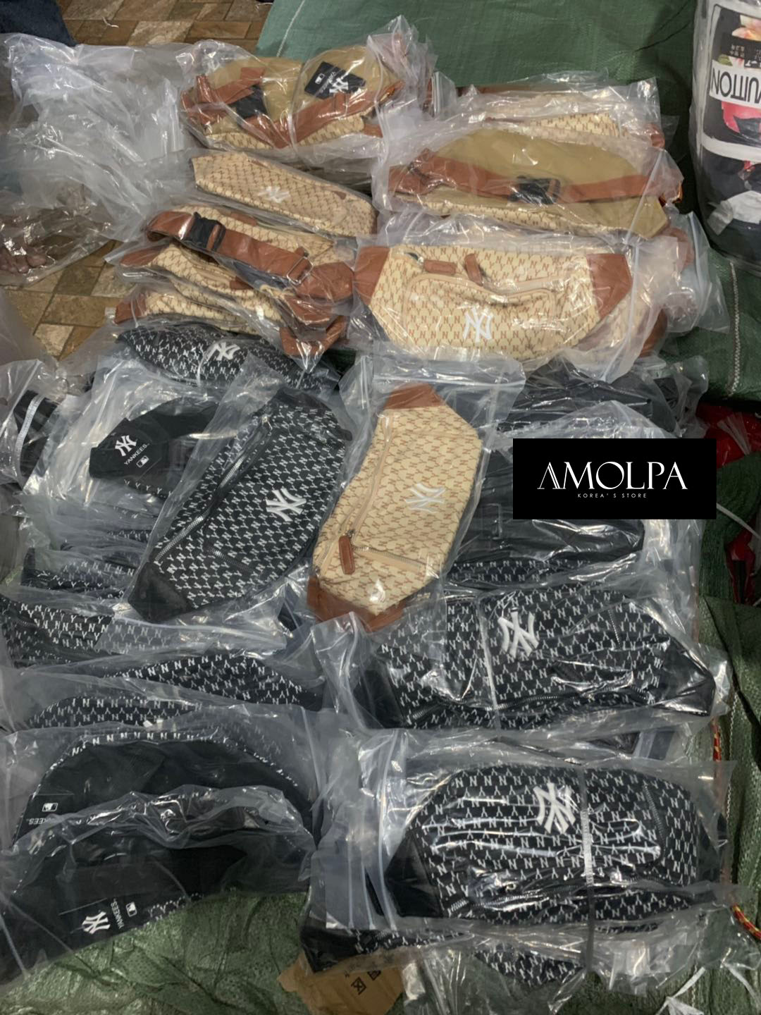 กระเป๋าคาดอก MBL NY สีดำ