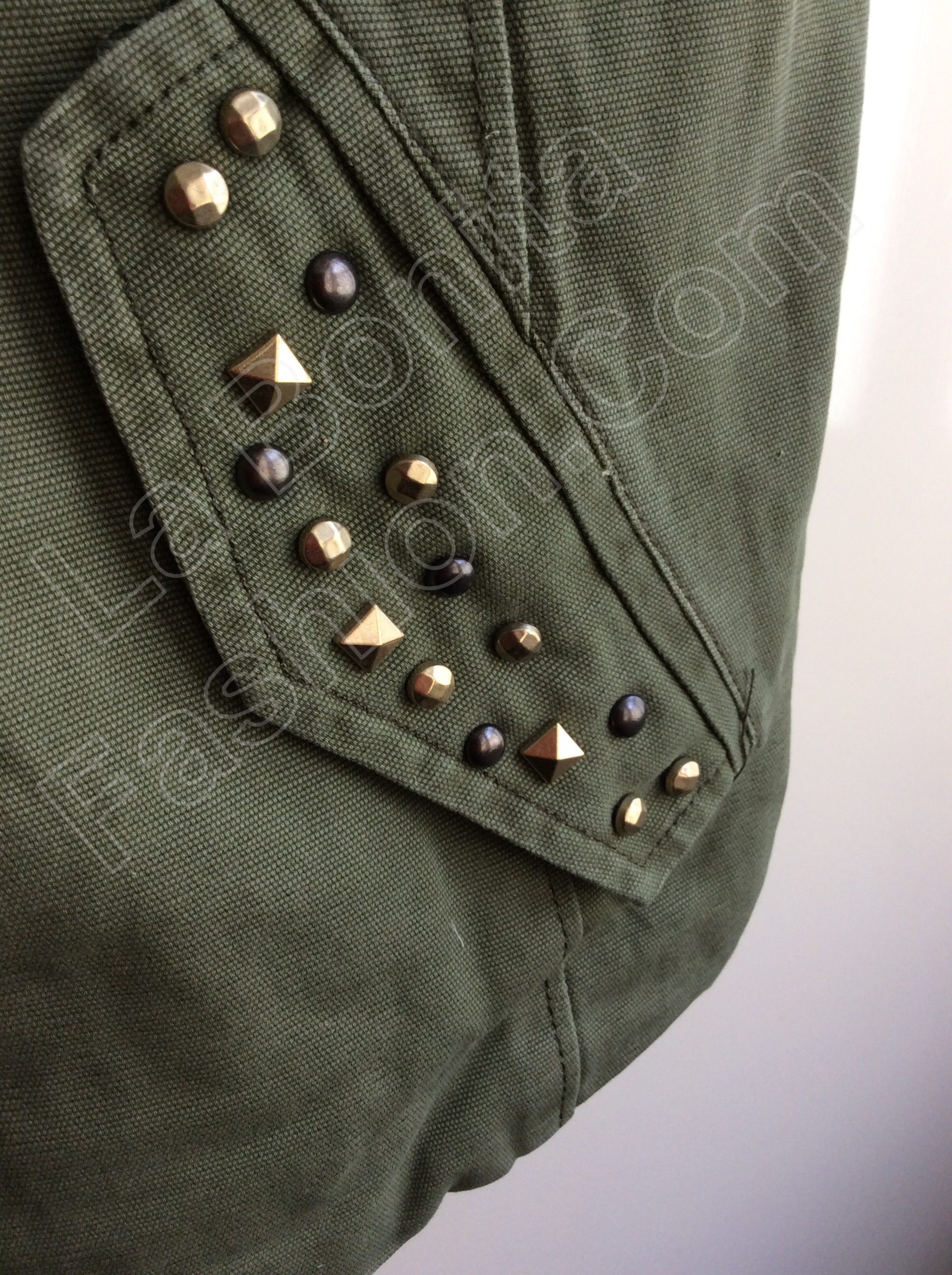 เสื้อกั๊กสีเขียวทหาร แต่งหมุดทองเท่ๆ