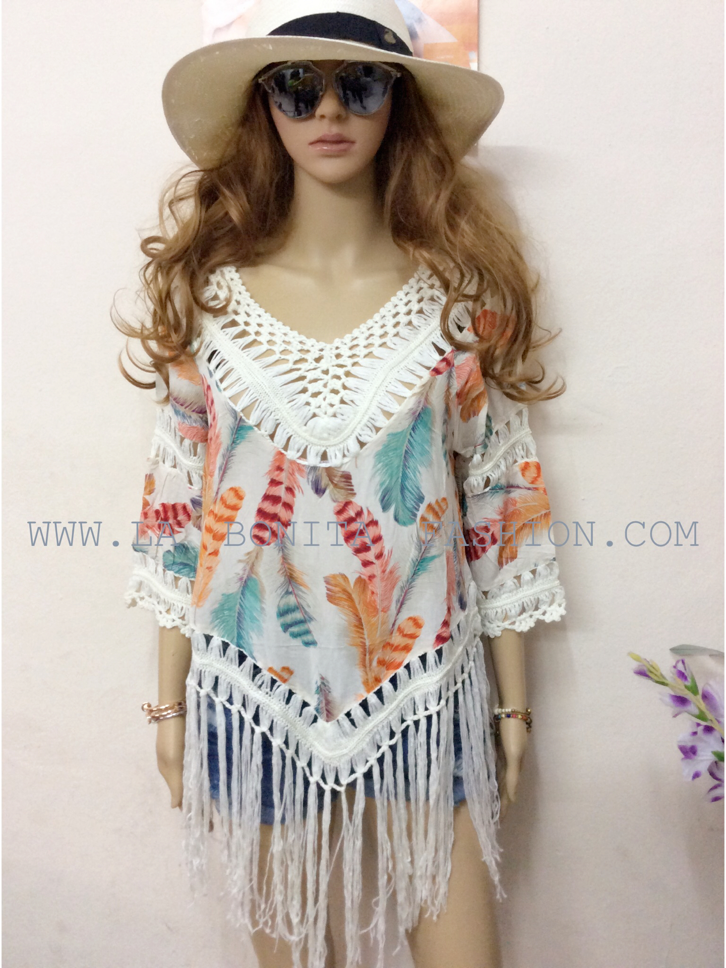 เสื้อสไตล์โบฮีเมียน พิมพ์ลายขนนก สีสดใส แต่งพู่ฟรุ้งฟริ้ง ทรงสวยน่ารัก ใส่สบายไม่ร้อน ใส่เดินเที่ยวชิวๆในวันสบายๆ