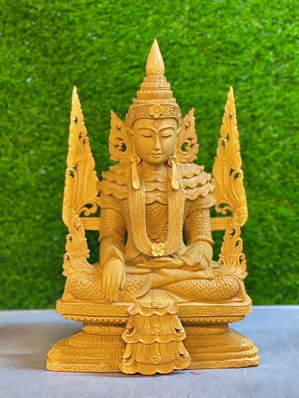 พระบูชาไม้จันทร์หอมแกะสลัก หน้าตัก7นิ้ว พระมหามัยมุณี ทรงเครื่องกษัตริย์