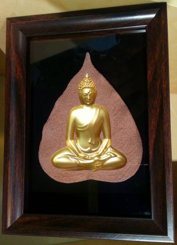 พระมองตาม ศิลปะหินทราย พระหันหน้าได้ สมาธิ สีแดง จิ๋ว ขนาด Size 14x19x4.5 cm. Price ราคา 990 บาท
