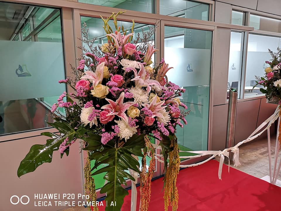 สแตนดอกไม้สด Grand Opening โพเดียมดอกไม้สด