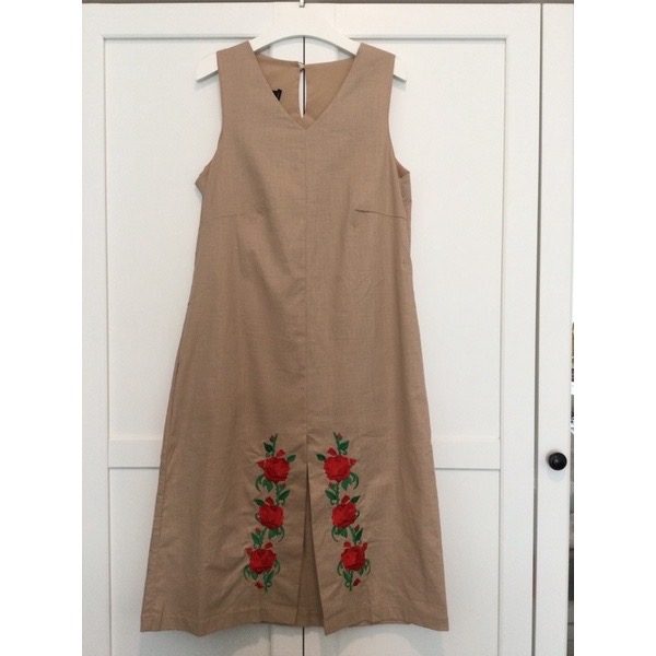 เดรสแขนกุด คอวี สไตล์มินิมอล เรียบๆเบาๆ ดีไซน์เกาหลี เพิ่มดีเทลผ่าน่าปักดอก