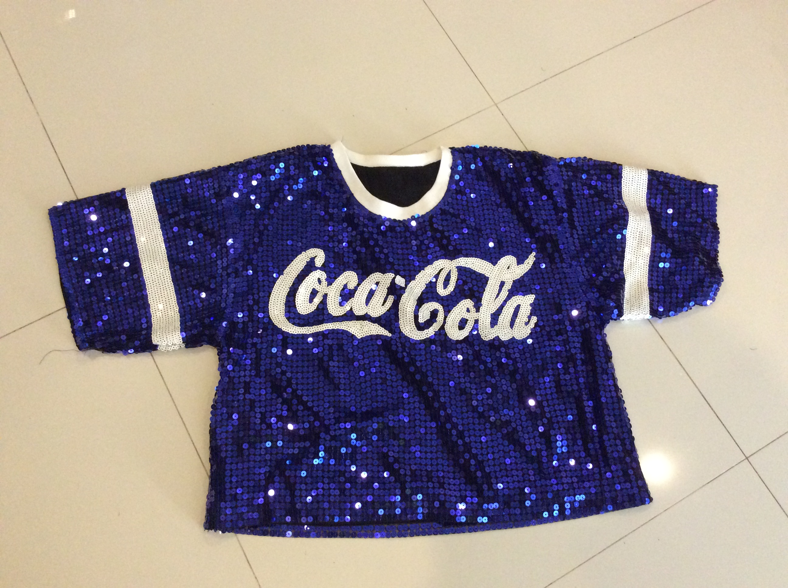 KOREA ITEM COCA COLA TOP สินค้าพร้อมส่งจร้า ห้ามพลาดเลยน่ะค่ะสาวๆ สำหรับเสื้อรุ่นนี้ แม่ค้าช๊อปปชอบ เสื้อวิ๊ง Coca Cola งานปักแน่นๆ ปราณีตสุดเลยจร้า แมทซ์กับ อะไรก็เริสคร้า แม่ค้าการันตรีเลยยย เหมาะกับสาวๆทุกไซค์เลย น่ะค่ะ