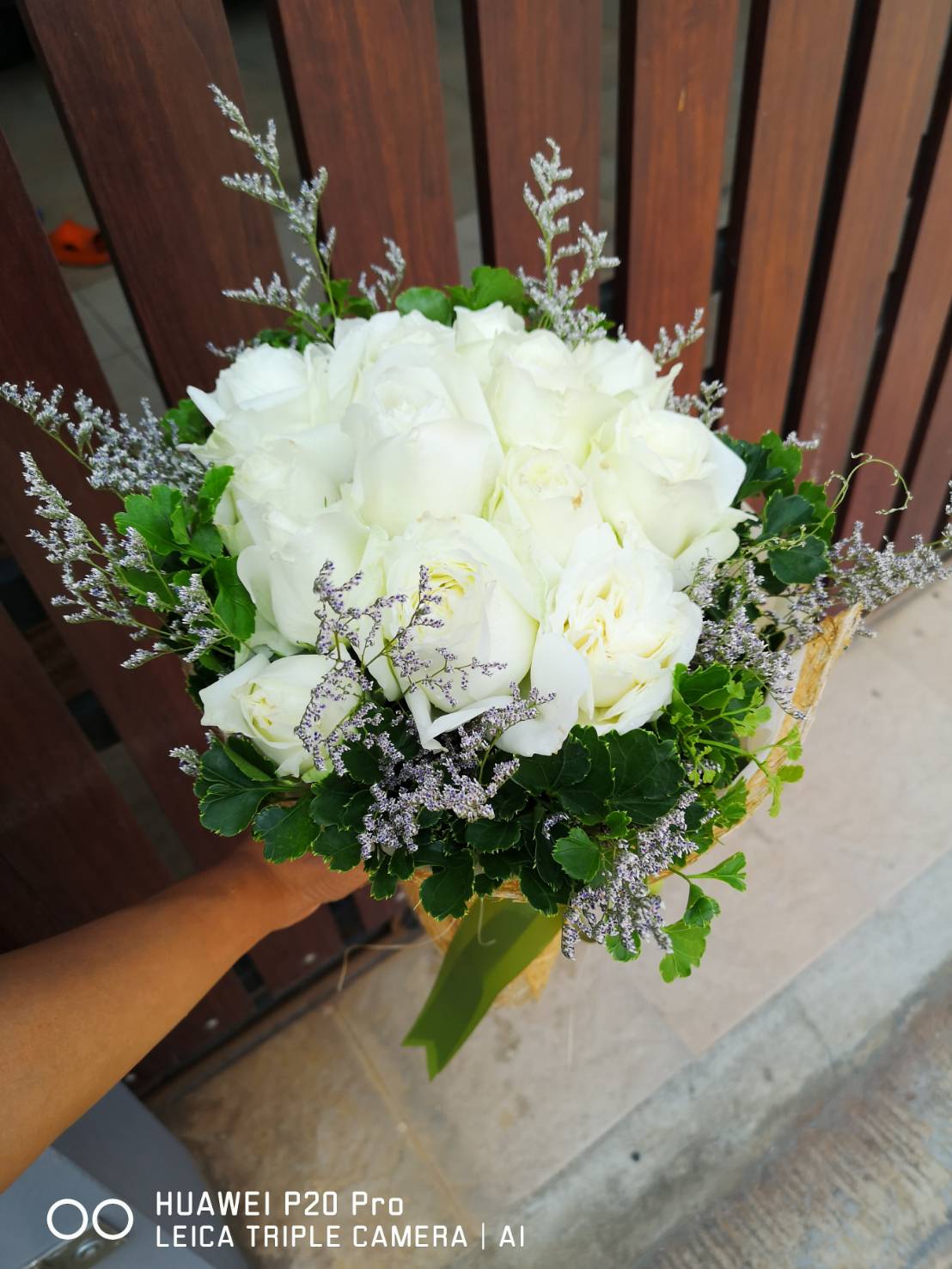 ช่อดอกกุหลาบสีขาวแทนความรู้สึก