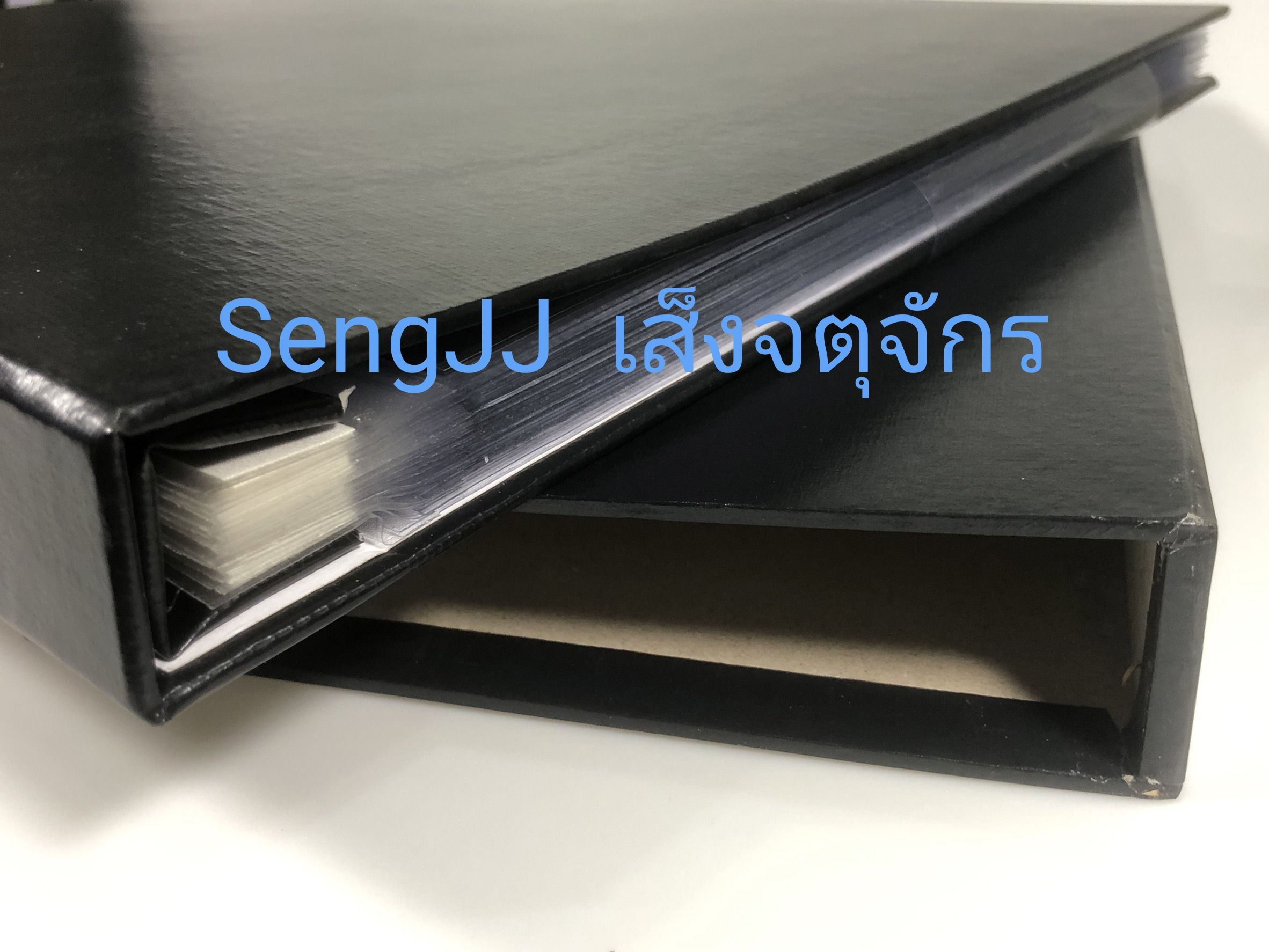 อัลบั้มเก็บแสตมป์เต็มแผ่นแบบ 50 ดวงและแบบ 100 ดวง วัสดุเซลลูลอยด์อย่างดี (อัลบั้มเท่านั้นไม่มีแสตมป์)