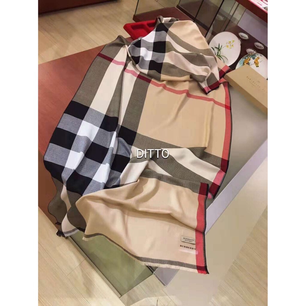 ผ้าพันคอ ผ้าคลุมไหล่ BURBERRY