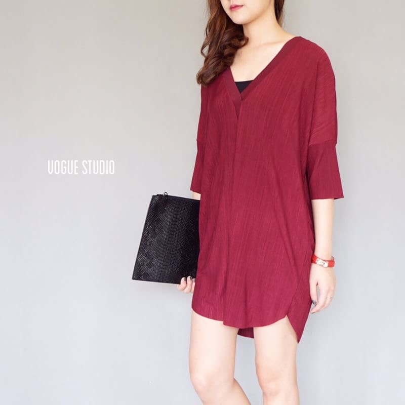 เดรสอัดพลีทถี่ คอวี ทรงไหล่ตก หน้าสั้นหลังยาว ใช้ผ้าอัดพลีทอย่างดี เนื้อนิ่ม ใส่สบาย มาพร้อมเสื้อซับในแยกชิ้น ทรงสวย ดูแพง ชุดเดียวอยู่คะ