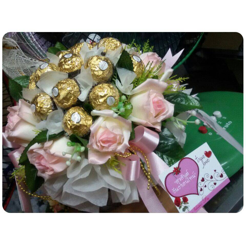 ช่อเฟอเรโร่ (Ferrero Rocher) 15 ลูก ดอกกุหลาบสีชมพูหวาน กระดาษสีแดง ต้อนรับเทศกาลวันวาเลนไทน์
