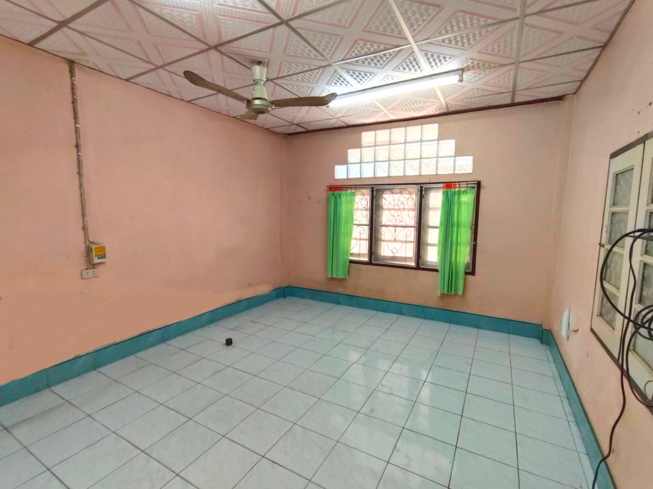 ทาวน์เฮ้าส์ 2 ชั้น มหาชัย ถ.เดิมบาง สถานีรถไฟคลองจาก ถ.พระราม 2 เมืองสมุทรสาคร ขายถูก 19.8 ตร.ว. ทำเลใจกลางเมืองมหาชัย