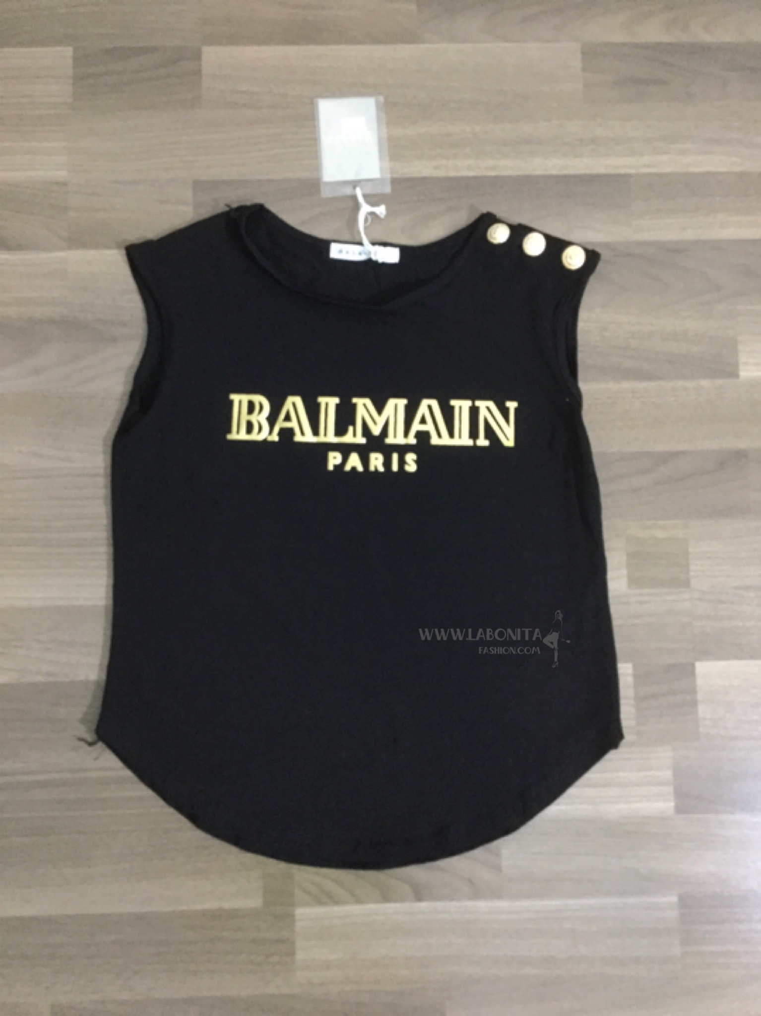 เสื้อยืดแขนกุด BALMAIN ติดกระดุมทองที่ไหล่แบบดาราใส่