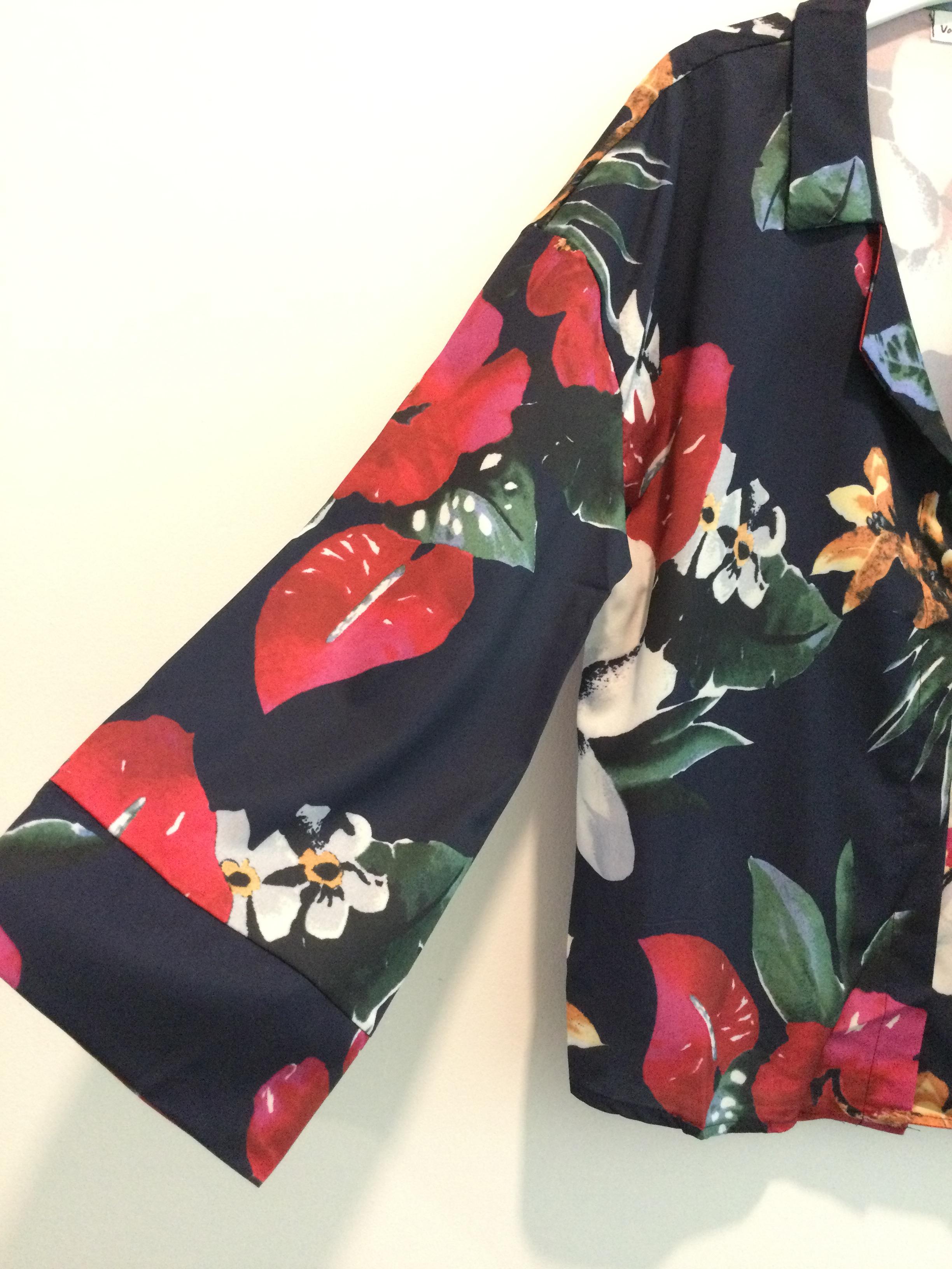 เสื้อเชิ้ตลายดอกแบรนด์ zara ตัวนี้แขนน่ารักมาก บานนิดๆ ผ้านิ่มมาก ใส่สบาย