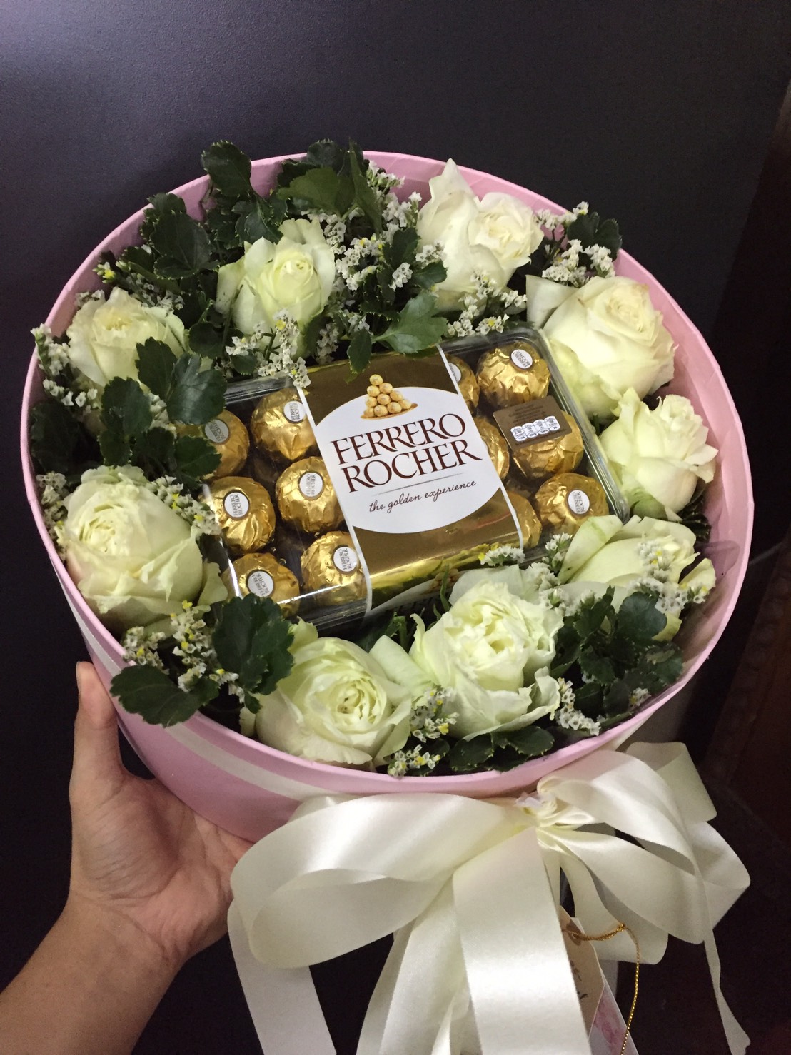 กล่องดอกกุหลาบขาวแซมดอกสุ๋ย กล่องโฟเรโร่ 30 ลูก (Flower Box)