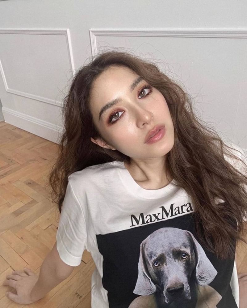 เสื้อยืดสไตล์ MaxMara ลายสุนัข แบบคุณมิว คุณแอน ใส่