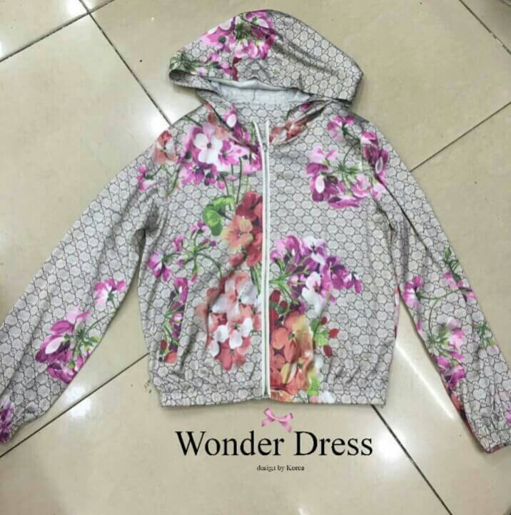 เสื้อแจ๊คเก๊ตลายเอกลักษณ์แบรนด์ Gucci เนื้อผ้าคุณ ภาพที่ทางร้านคัดสรรค์มาเป็นพิเศษจร้า พิมพ์ลายคมชัด แต่งดีเทลต่อฮู๊ดด้านหลัง งานสวยมากค่ะ แมทซ์ได้กับทุก ชุดเลยน่ะค่ะ