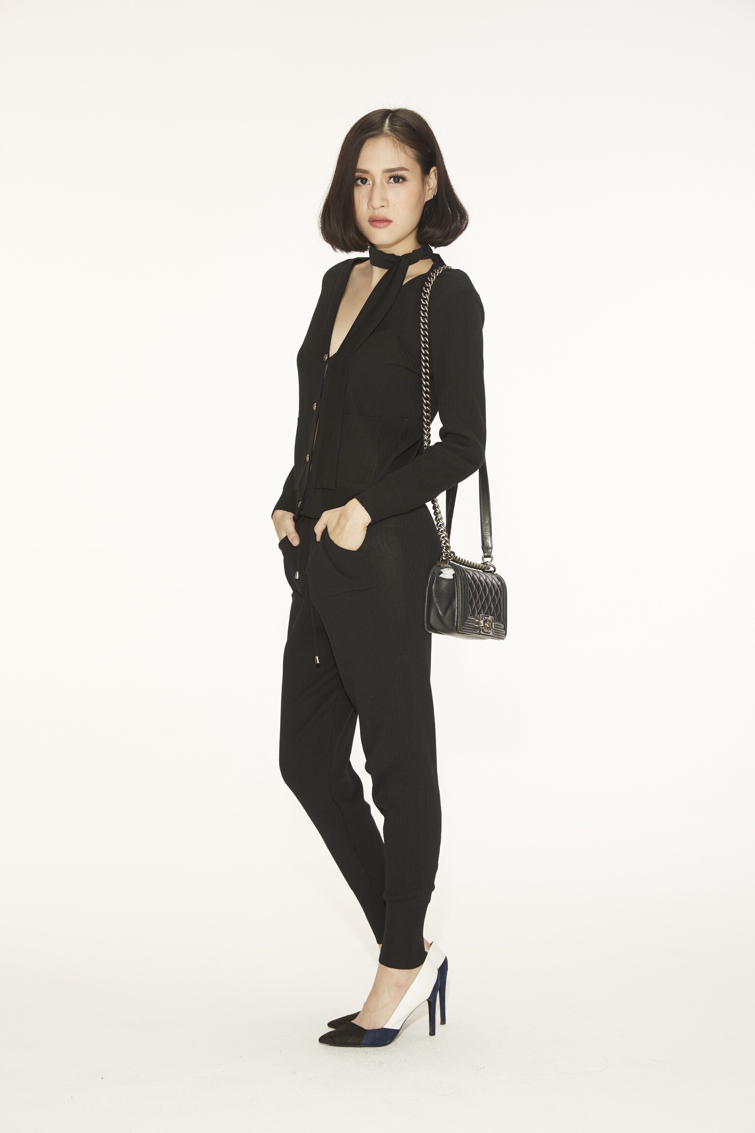 เซ็ททอknit ผ้าขึ้นลายในตัว ทรงสวยมากกกกค่ะ เสื้อสามารถใส่เป็นเสื้อคลุมได้ค่ะ กางเกงมีเอวผูก จั้มขาค่ะ Setนี้ใครได้ไป บอกเลยว่าคุ้มจริงไรจริงนะคะ ัเสื้อและกางเกงสามารถนำไปแมทกับเสื้เป้าแบบอื่นได้อีก เสื้อสามารถนำมาใส่เป็นเสื้อคลุมได้ บอกได้คำเดียวว่าคุ้มค่