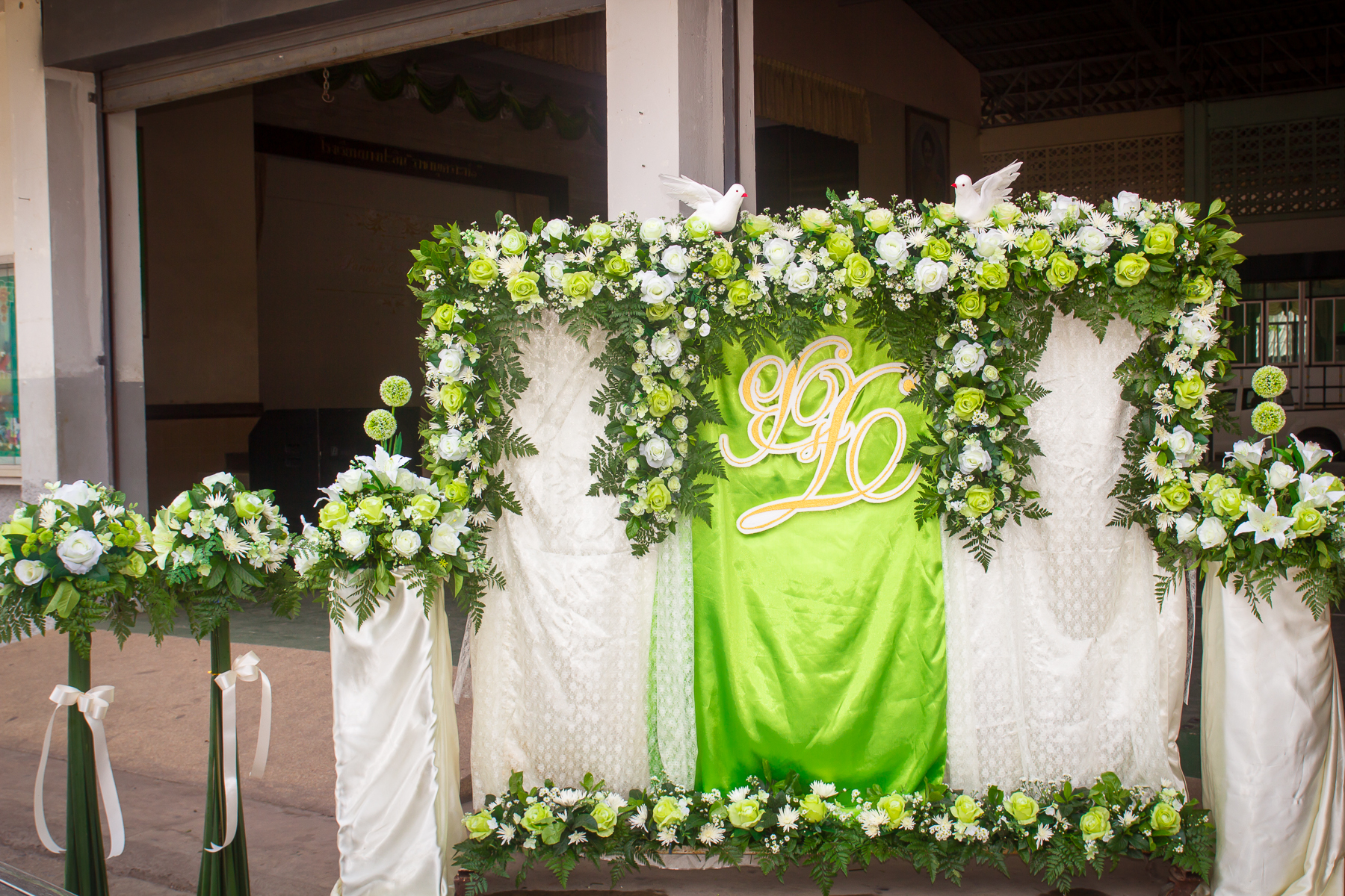 ซุ้มถ่ายรูป ธีมงาน เขียวขาว