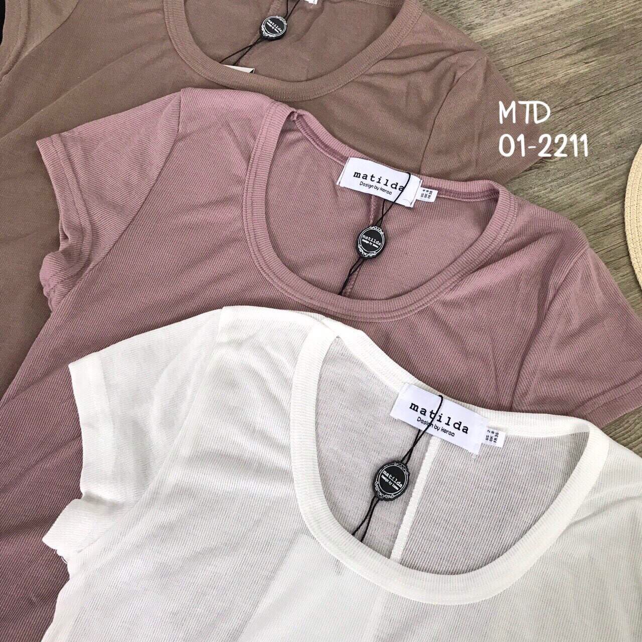 เสื้อยืดแต่งคอกลมปาด เนื้อผ้ายืดอย่างดี มีลาย texture ในตัว