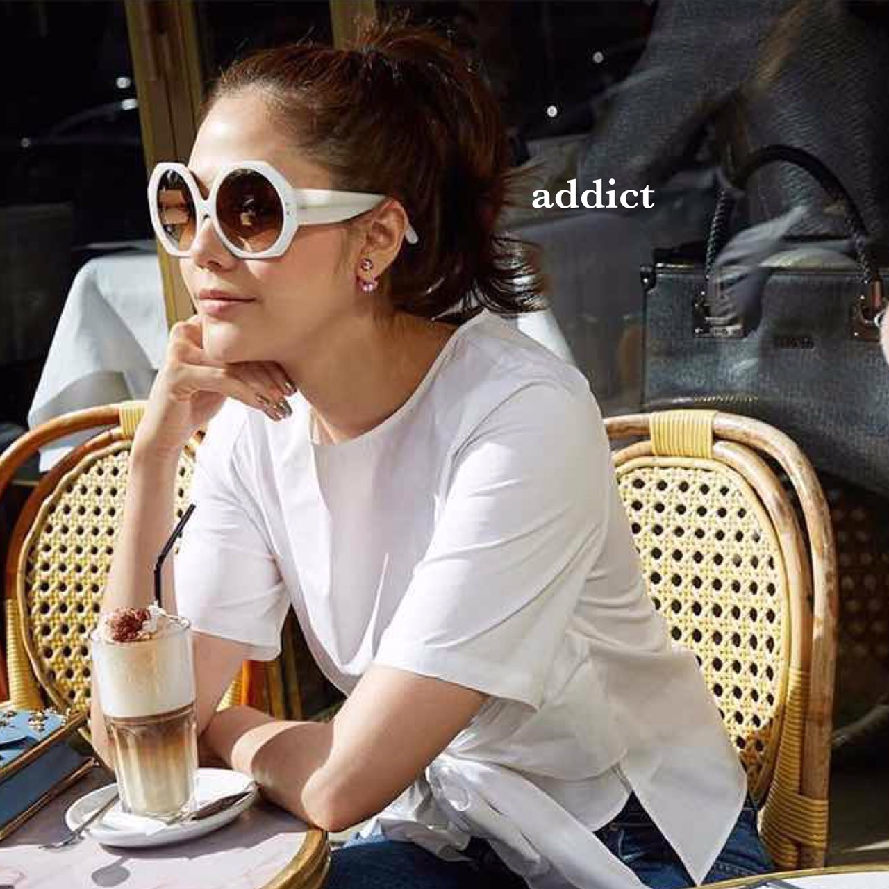 เสื้อแขนสั้นเก๋ๆ มีสายผูก จะผูกหน้าหรือหลังก็ได้