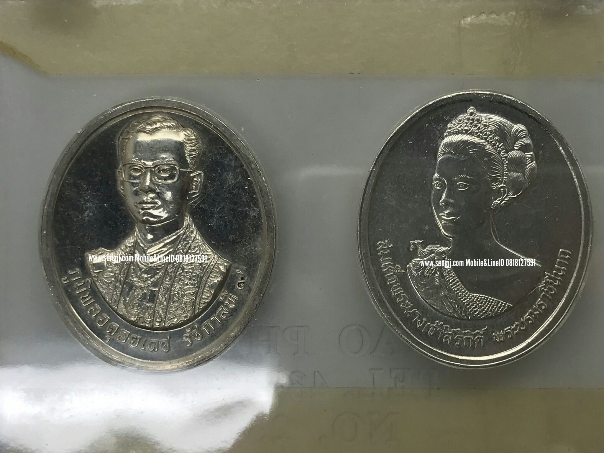 + + เหรียญแพรแถบตัวอย่างเงินไม่กะไหล่ทองไม่เชื่อมหู ในหลวง+ราชินี ร.9 พระชนมายุ 60 พรรษา พ.ศ.2530,2535 + +